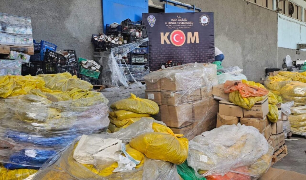 UŞAK (AA) – Uşak'ta gıda ürünlerinin olduğu bir depoda son