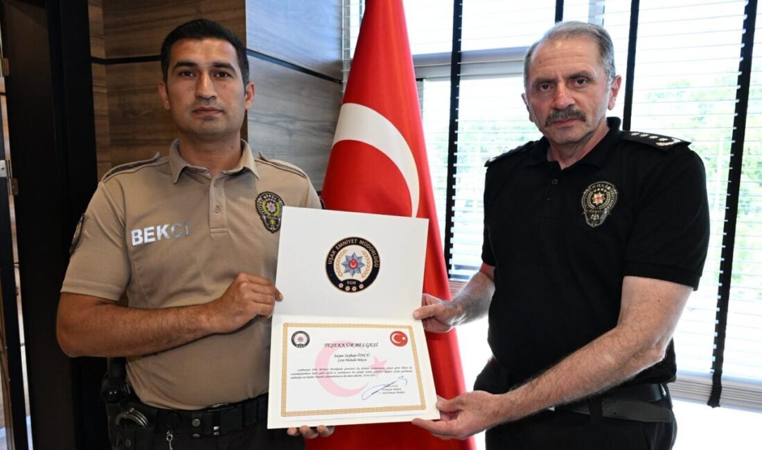 UŞAK (AA) – Uşak'ta, şiddetli sağanak nedeniyle yürümekte güçlük çeken