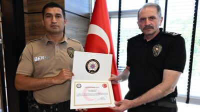 UŞAK (AA) – Uşak'ta, şiddetli sağanak nedeniyle yürümekte güçlük çeken