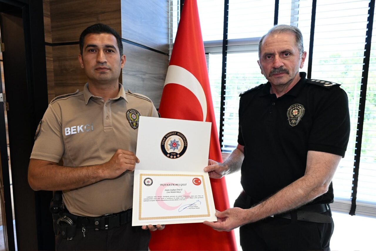 UŞAK (AA) – Uşak'ta, şiddetli sağanak nedeniyle yürümekte güçlük çeken