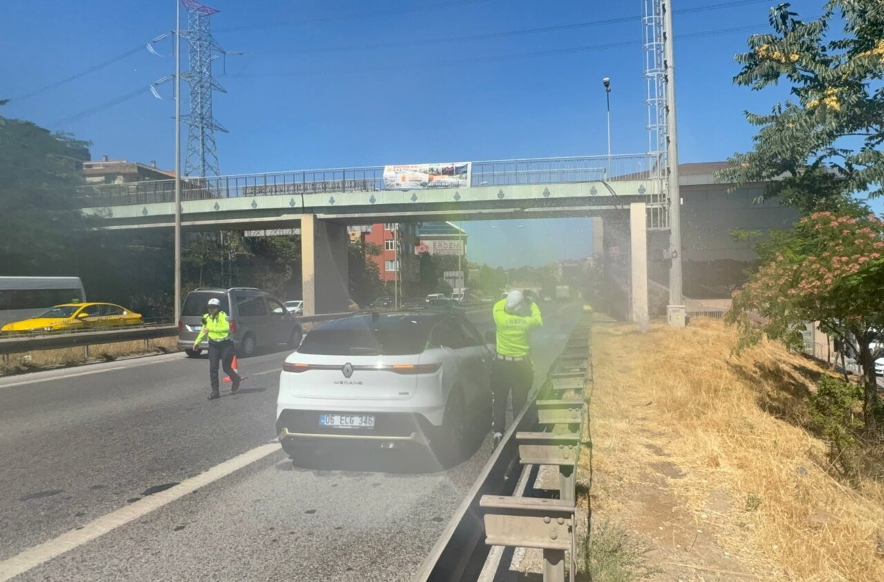 İSTANBUL (AA) – Üsküdar'da patlayan su borusu nedeniyle Şile Otoyolu'ndaki