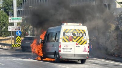 İSTANBUL (AA) – Üsküdar'da seyir halindeki servis aracında çıkan yangın