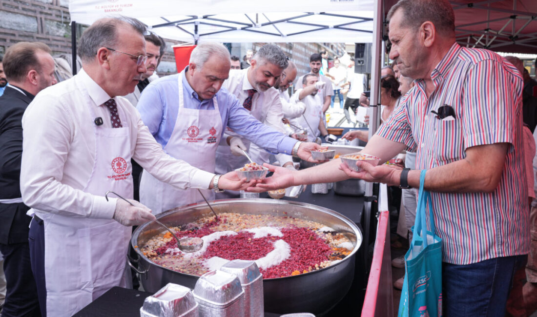 İSTANBUL (AA) – Vakıflar Genel Müdürlüğü tarafından Eminönü'nde geleneksel aşure
