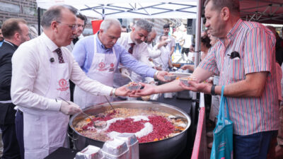 İSTANBUL (AA) – Vakıflar Genel Müdürlüğü tarafından Eminönü'nde geleneksel aşure