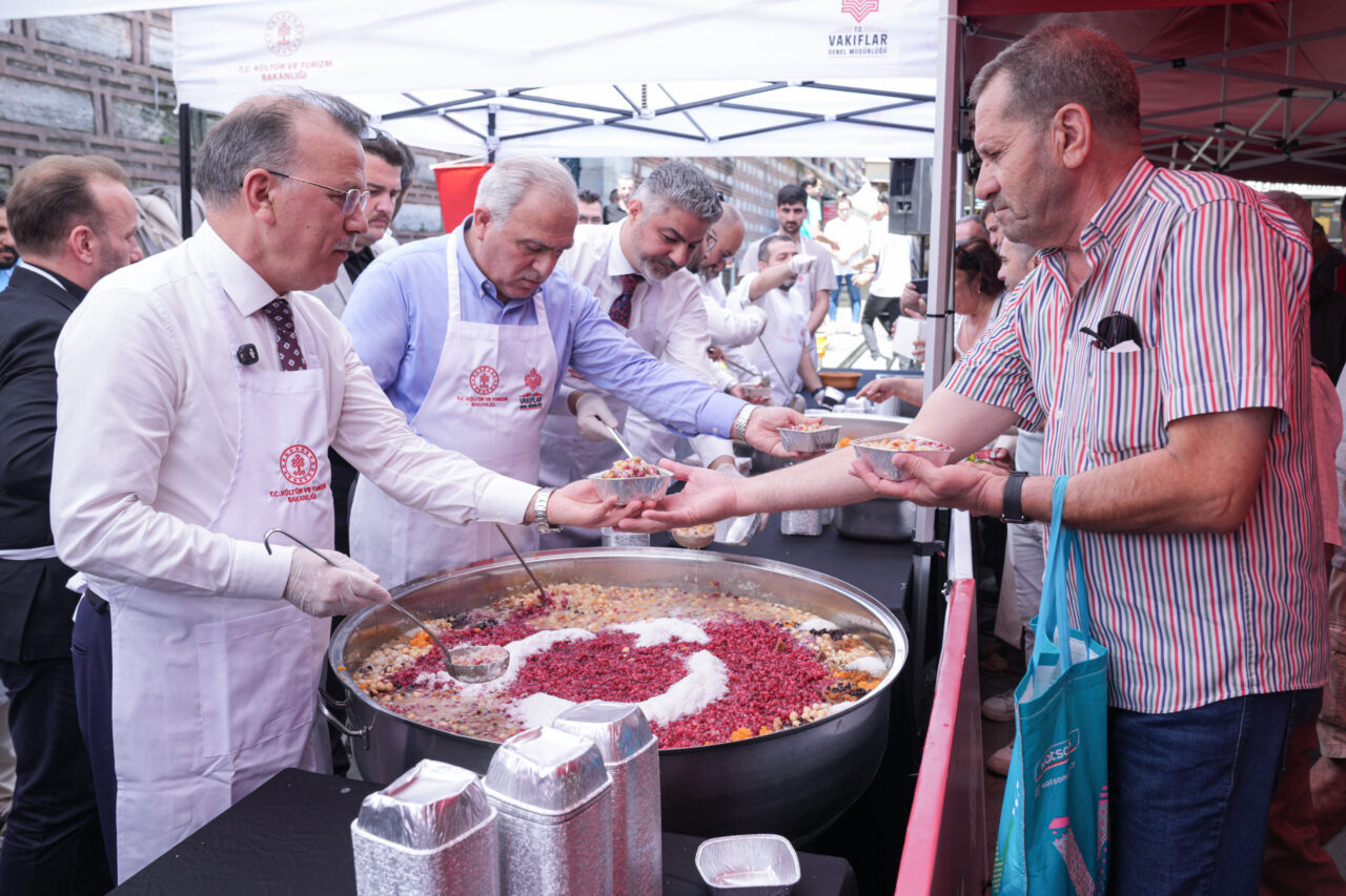 İSTANBUL (AA) – Vakıflar Genel Müdürlüğü tarafından Eminönü'nde geleneksel aşure
