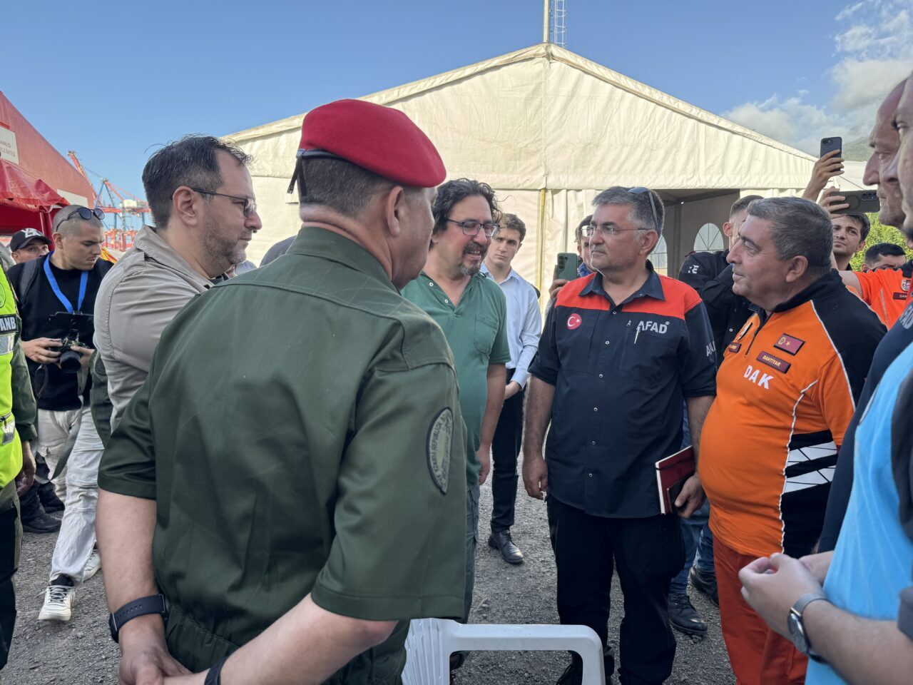 - Venezuela Savunma Bakanı Gustavo Gonzalez Lopez:
- "Hala mucizelerin yaşanabileceği,