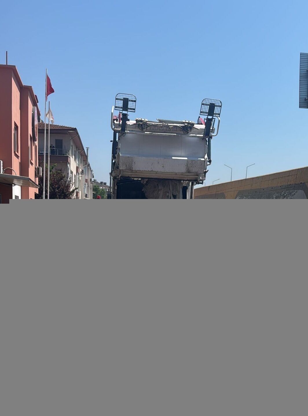 YALOVA (AA) – Yalova'da, kullandığı çöp kamyonunda yangın çıktığını fark