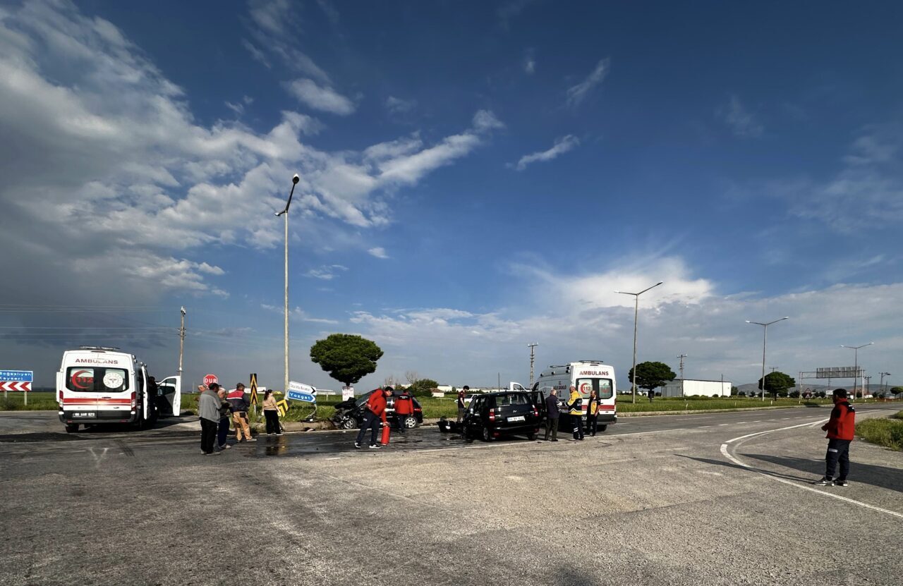 YOZGAT (AA) – Yozgat'ın Boğazlıyan ilçesinde iki otomobilin çarpışması sonucu
