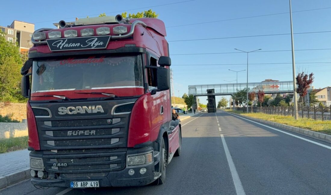 YOZGAT (AA) – Yozgat'ta tırın açık kalan damperi, takıldığı üst