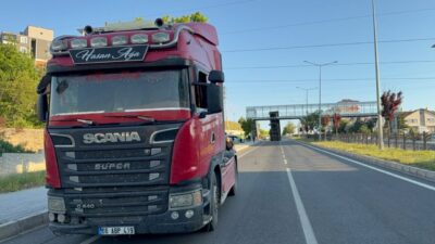 YOZGAT (AA) – Yozgat'ta tırın açık kalan damperi, takıldığı üst