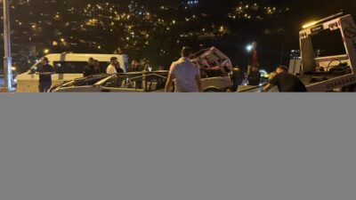 ZONGULDAK (AA) – Zonguldak'ta bariyerlere ve park halindeki araçlara çarptıktan