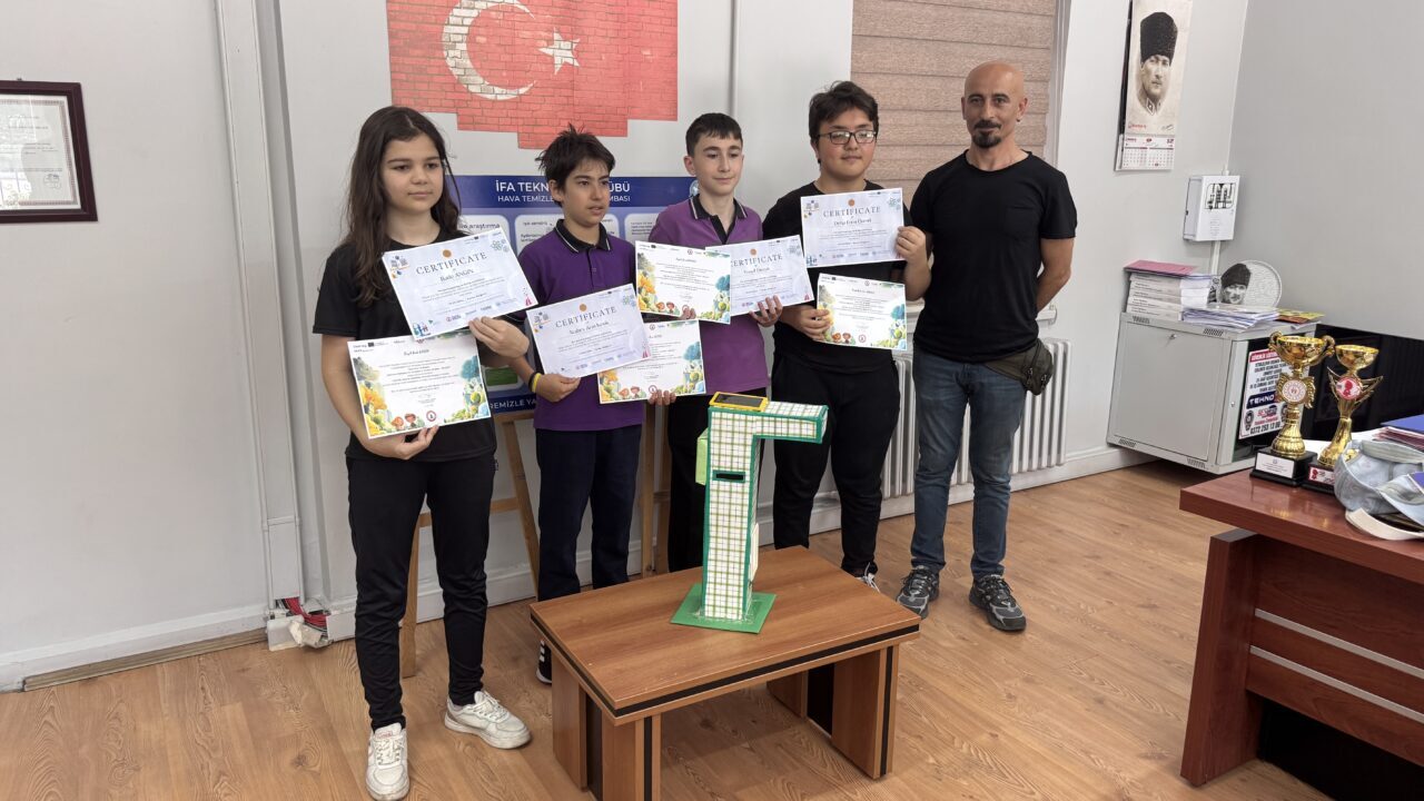 ZONGULDAK (AA) – Zonguldak'ta ortaokul öğrencileri, hava filtreleri ve sensörler