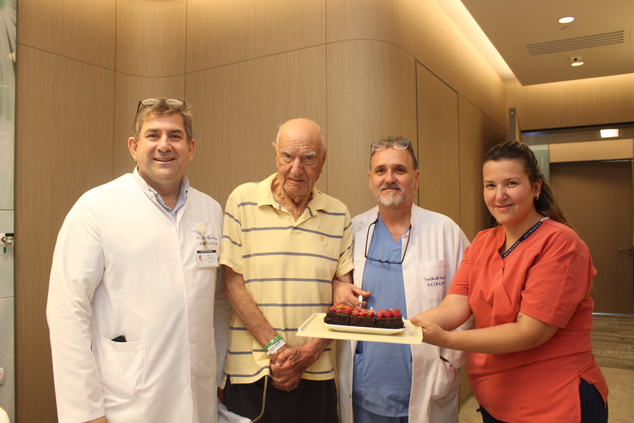 İZMİR (AA) – İzmir'de yaşayan 100 yaşındaki Ali İhsan Alhas,
