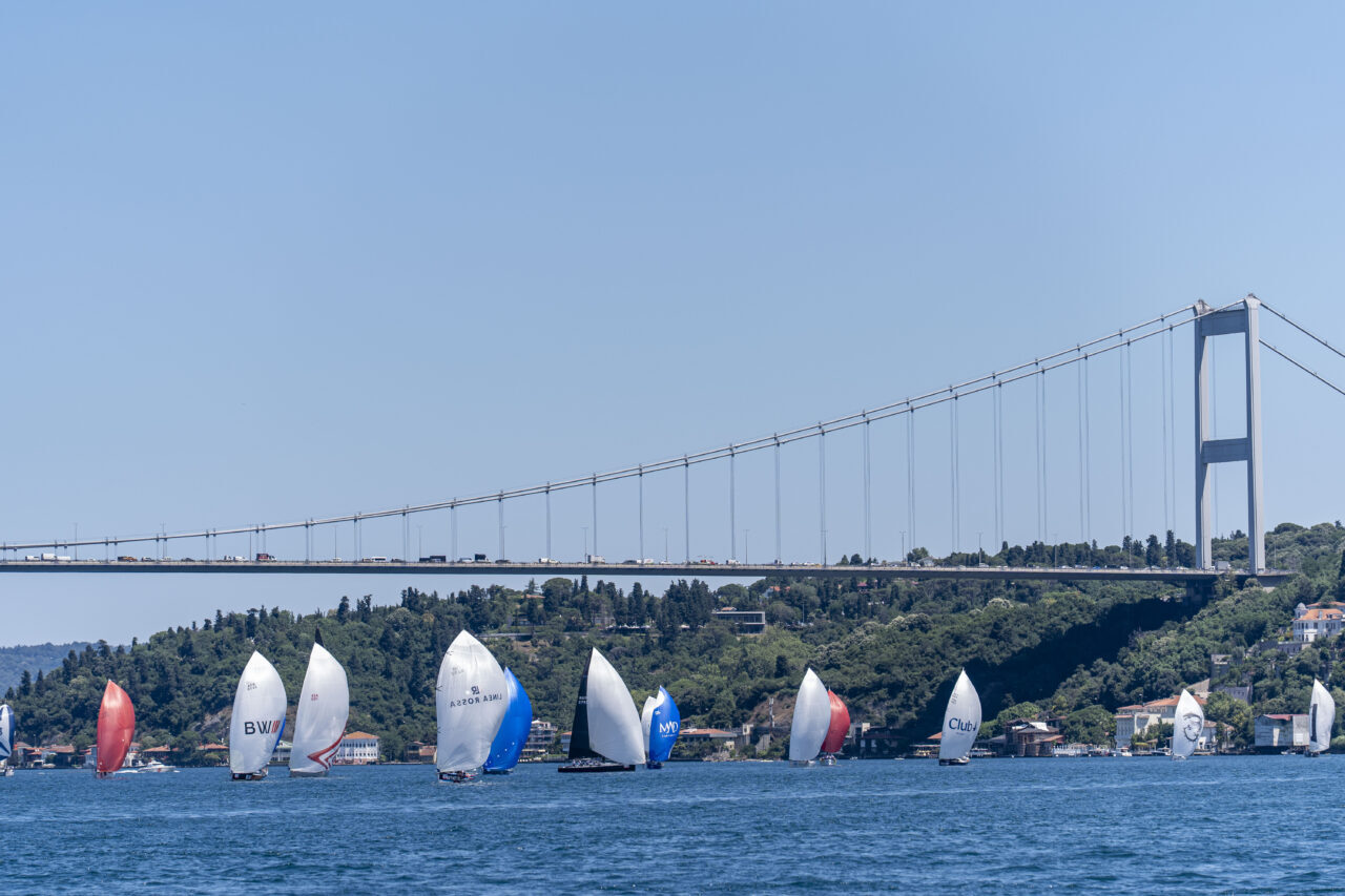 - Toplam 265 deniz mili mesafede 32 teknede 300'e yakın