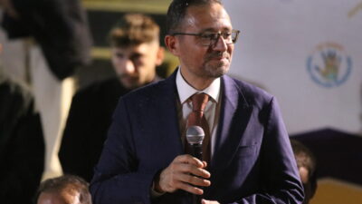 - "AK Parti gibi tek başına uzun yıllar iktidarını sürdürebilmiş