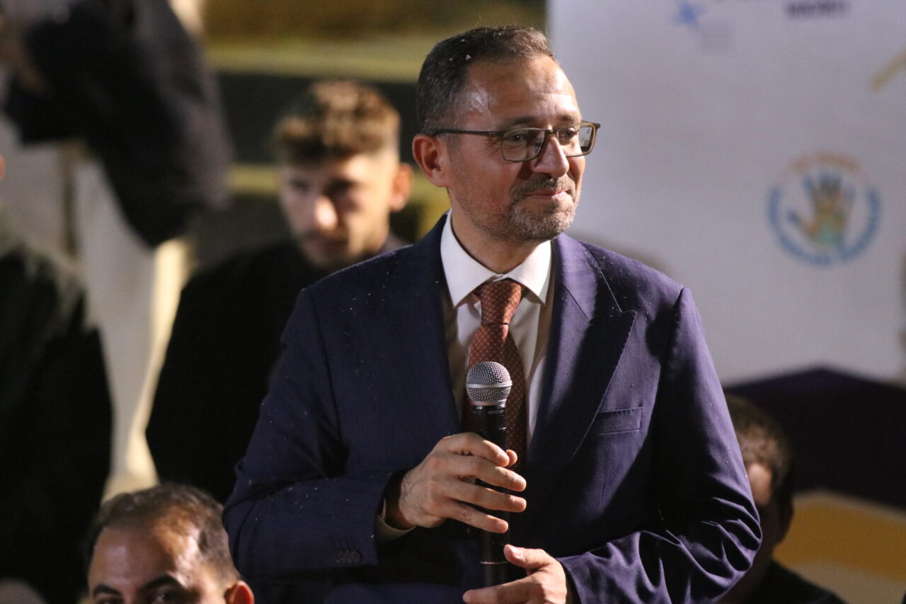 - "AK Parti gibi tek başına uzun yıllar iktidarını sürdürebilmiş