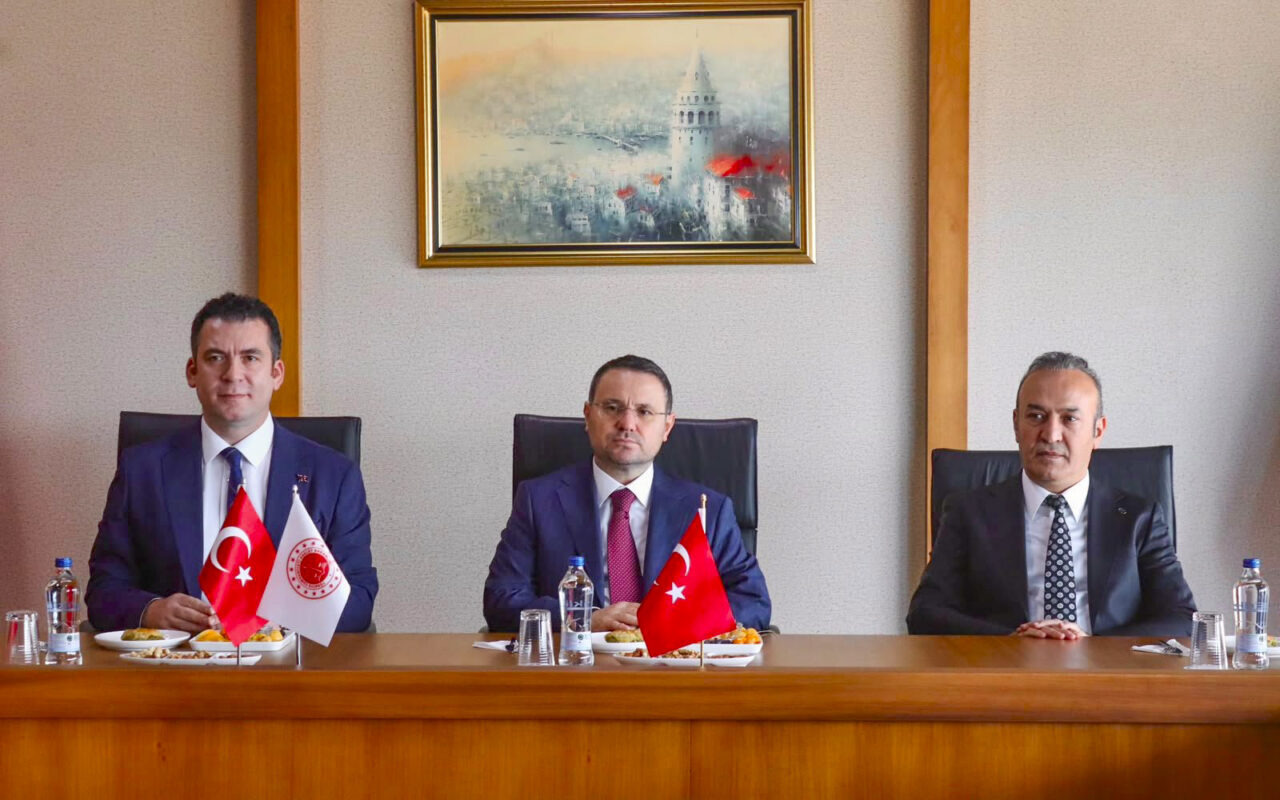 İSTANBUL (AA) – Adalet Bakanı Akın Gürlek, Küçükçekmece Adalet Sarayı'na