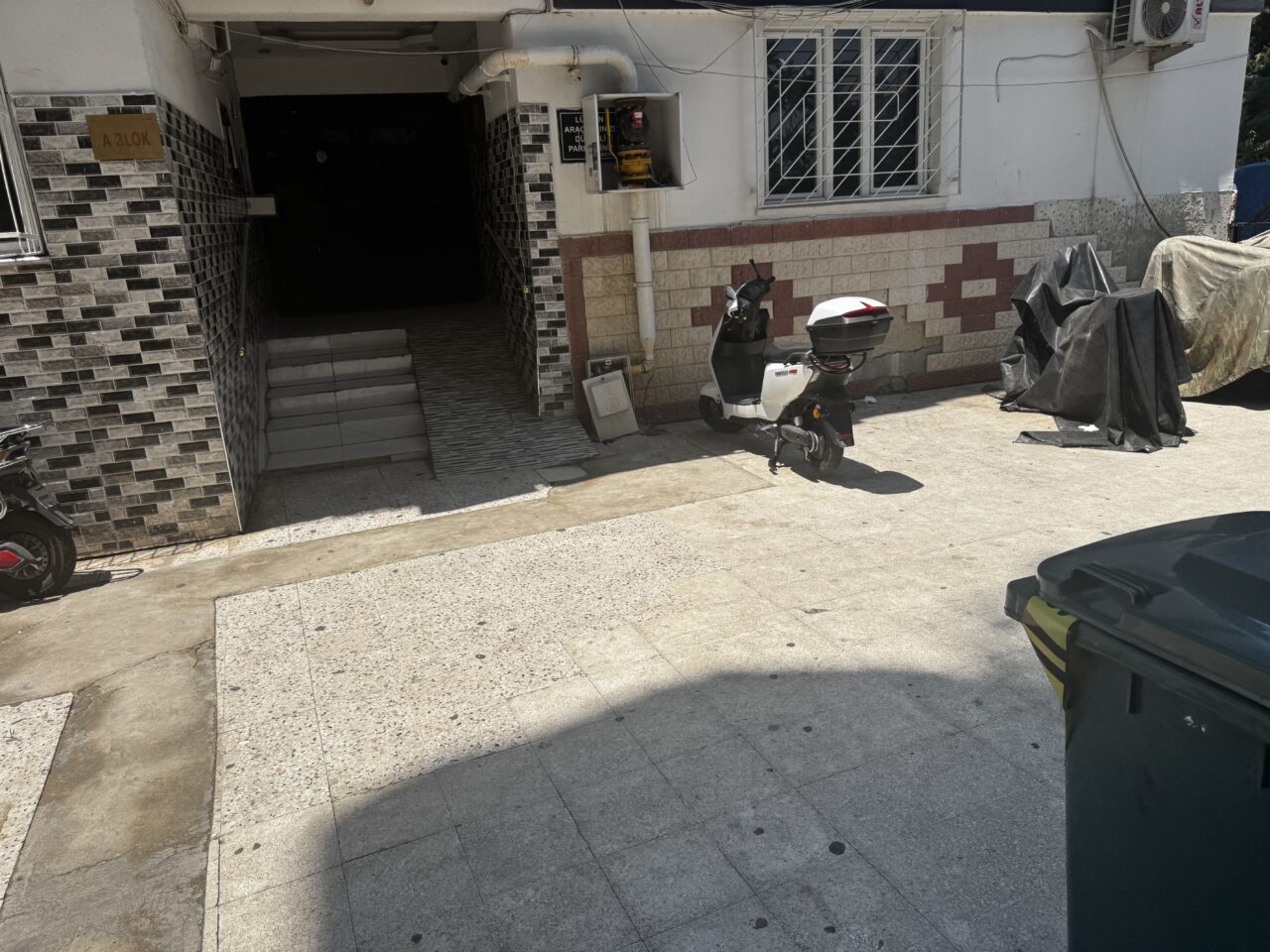 ADANA (AA) – Adana'da eşi tarafından darbedilip bıçaklanan kadın, hastaneye