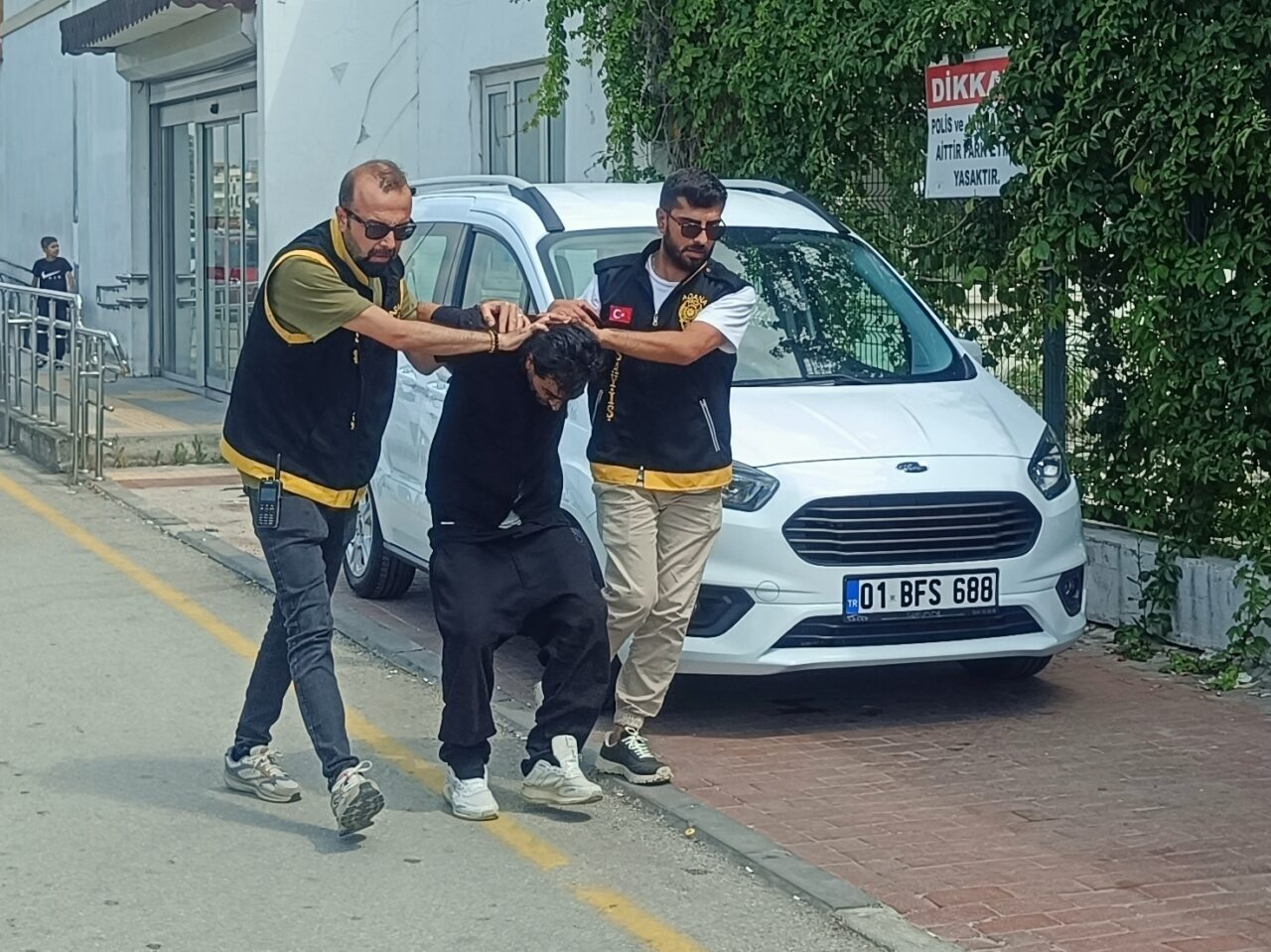 ADANA (AA) – Adana'nın merkez Çukurova ilçesinde eşini darbedip bıçaklayan