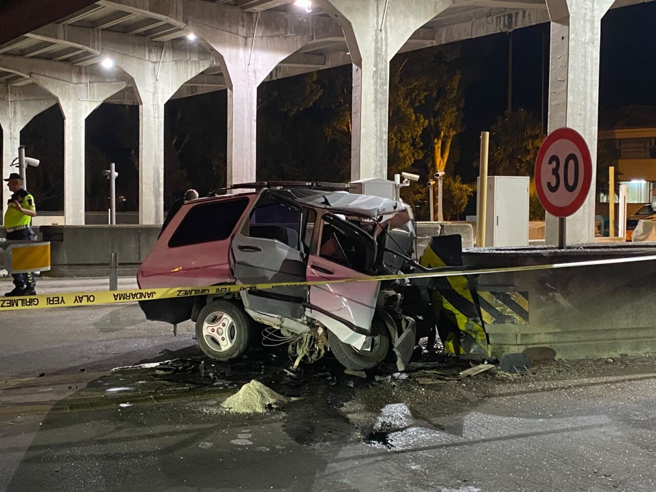 ADANA (AA) – Adana'nın Ceyhan ilçesinde otoyol gişelerindeki beton bariyere