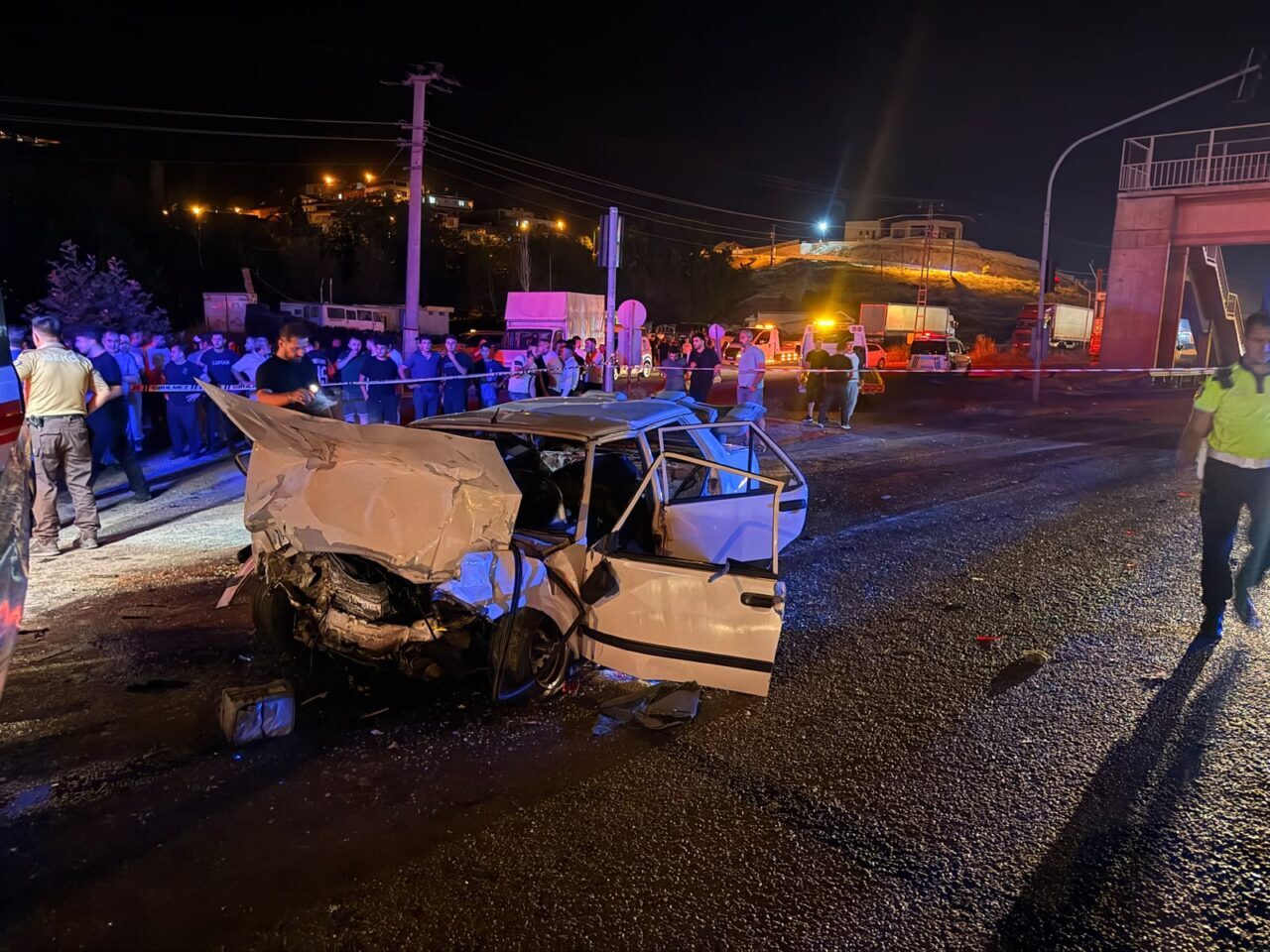 ADANA (AA) – Adana'nın Pozantı ilçesinde, trafik ışıklarında bekleyen araca