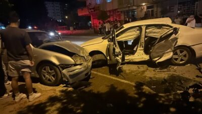 ADANA (AA) – Adana'nın Kozan ilçesinde üç otomobilin çarpışması sonucu