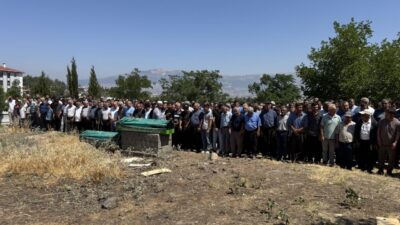 KAHRAMANMARAŞ (AA) – Adana'nın merkez Yüreğir ilçesinde otomobilin drenaj kanalına