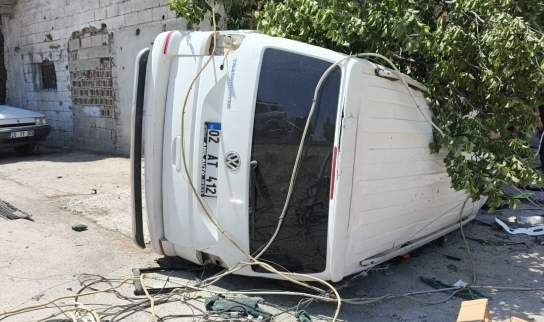 ADIYAMAN (AA) – Adıyaman'ın Kahta yolunda hafif ticari aracın şarampole