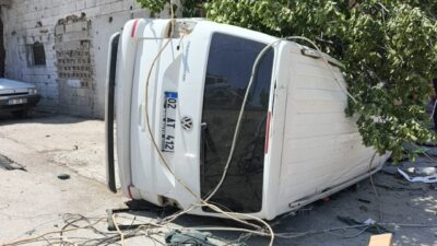 ADIYAMAN (AA) – Adıyaman'ın Kahta yolunda hafif ticari aracın şarampole