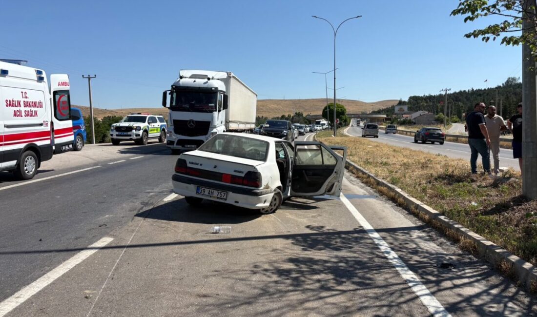 AFYONKARAHİSAR (AA) – Afyonkarahisar'ın Sinanpaşa ilçesinde bariyerlere çarpan otomobildeki 3'ü