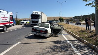 AFYONKARAHİSAR (AA) – Afyonkarahisar'ın Sinanpaşa ilçesinde bariyerlere çarpan otomobildeki 3'ü