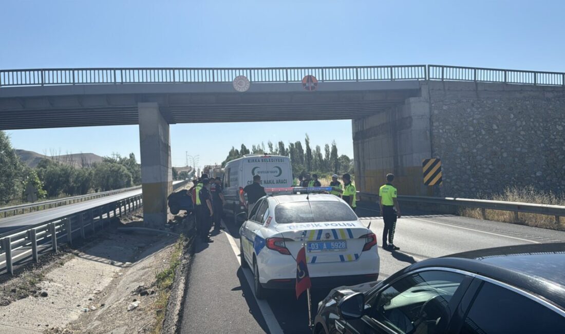 AFYONKARAHİSAR (AA) – Afyonkarahisar'ın Sinanpaşa ilçesinde bariyerlere çarpan otomobildeki çift