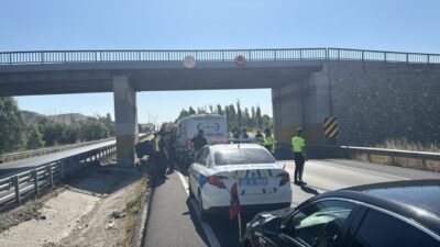 AFYONKARAHİSAR (AA) – Afyonkarahisar'ın Sinanpaşa ilçesinde bariyerlere çarpan otomobildeki çift