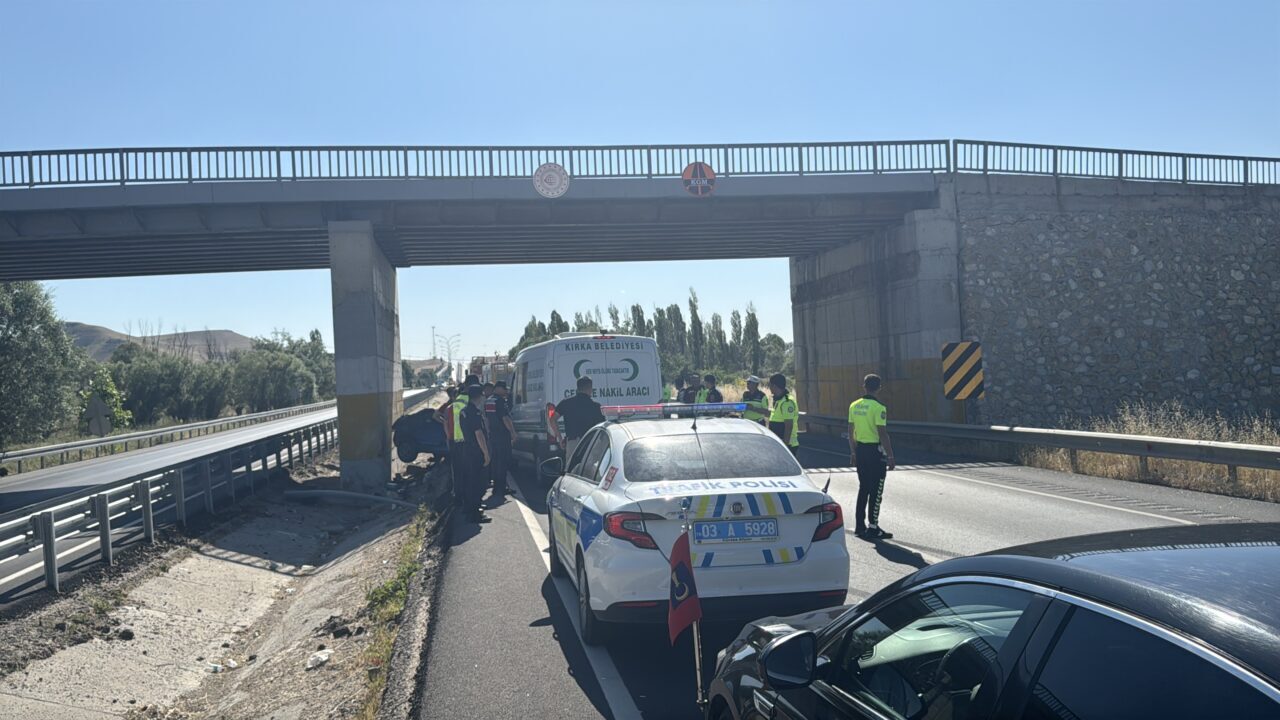 AFYONKARAHİSAR (AA) – Afyonkarahisar'ın Sinanpaşa ilçesinde bariyerlere çarpan otomobildeki çift