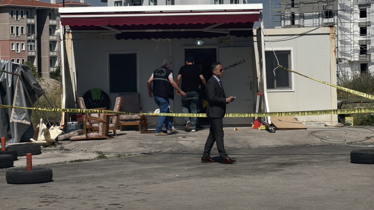 AFYONKARAHİSAR (AA) – Afyonkarahisar'da minibüs durağında çıkan silahlı kavgada 1