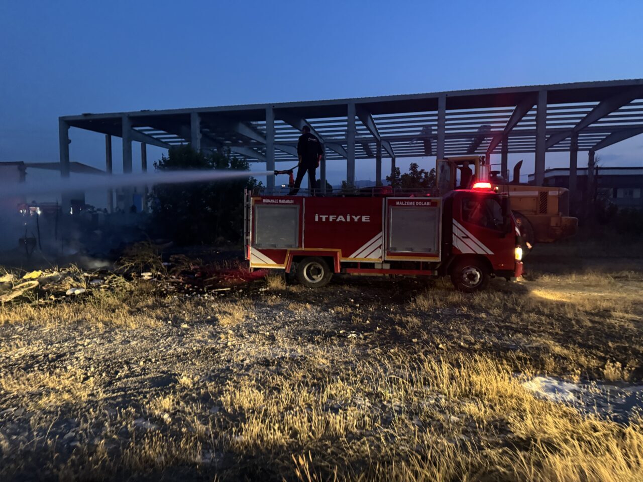 AFYONKARAHİSAR (AA) – Afyonkarahisar'da bir fabrikanın bahçesinde çıkan yangın, itfaiye