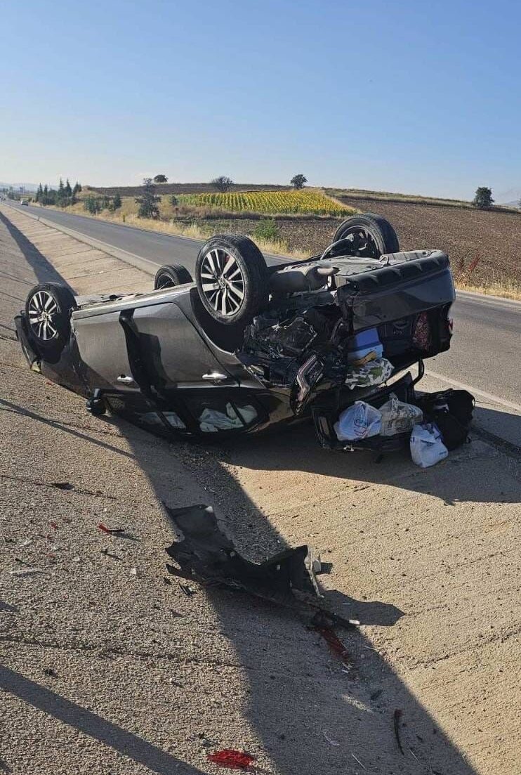 AFYONKARAHİSAR (AA) – Afyonkarahisar'da refüje devrilen otomobildeki 5'i çocuk 8