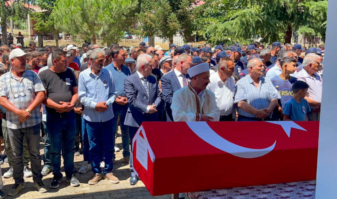 UŞAK (AA) – Afyonkarahisar'da trafik kazasında eşi ve çocuğuyla birlikte
