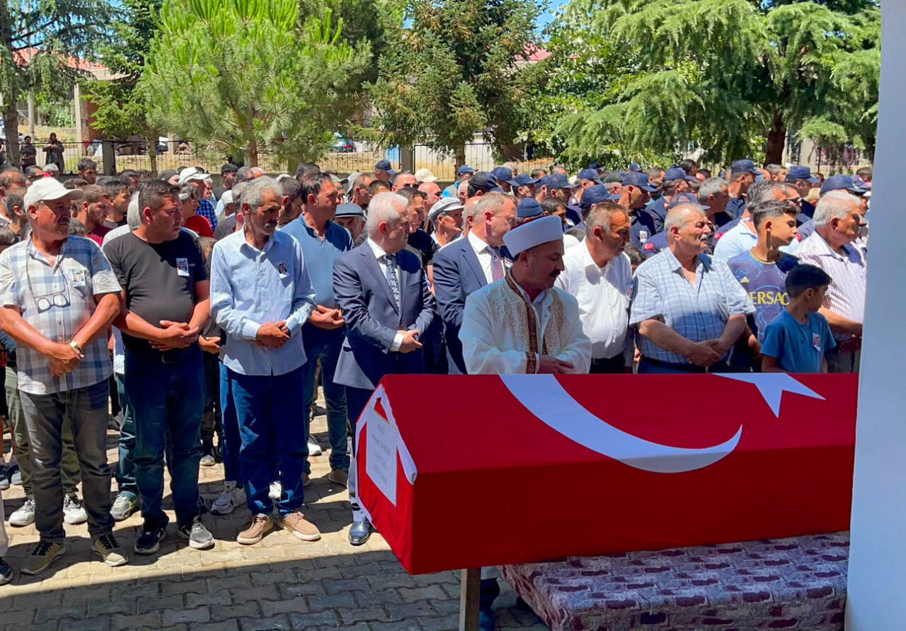 UŞAK (AA) – Afyonkarahisar'da trafik kazasında eşi ve çocuğuyla birlikte