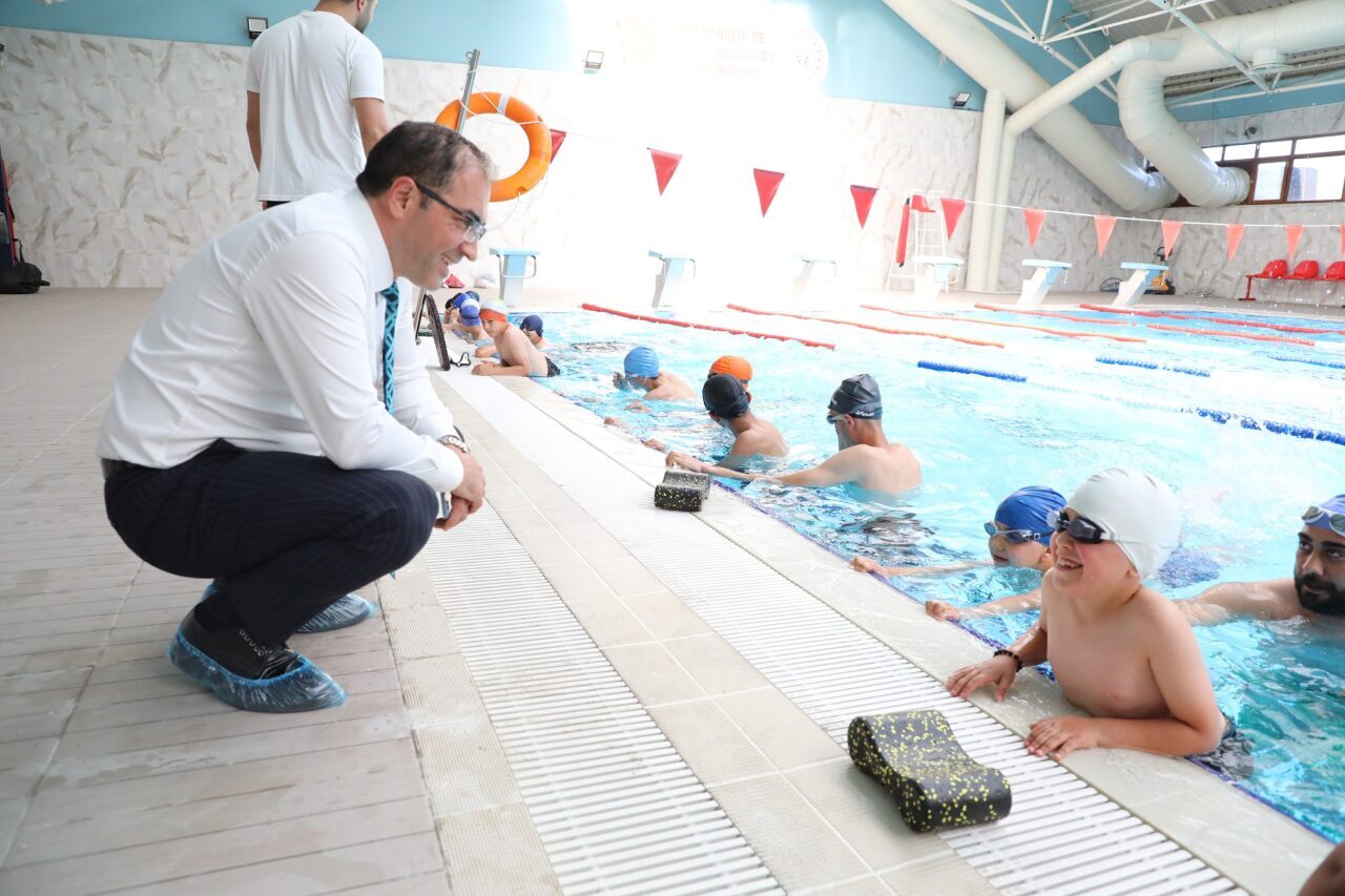 AĞRI (AA) – Ağrı'da çocuk ve gençlerin spora yönlendirilmesi, yüzme