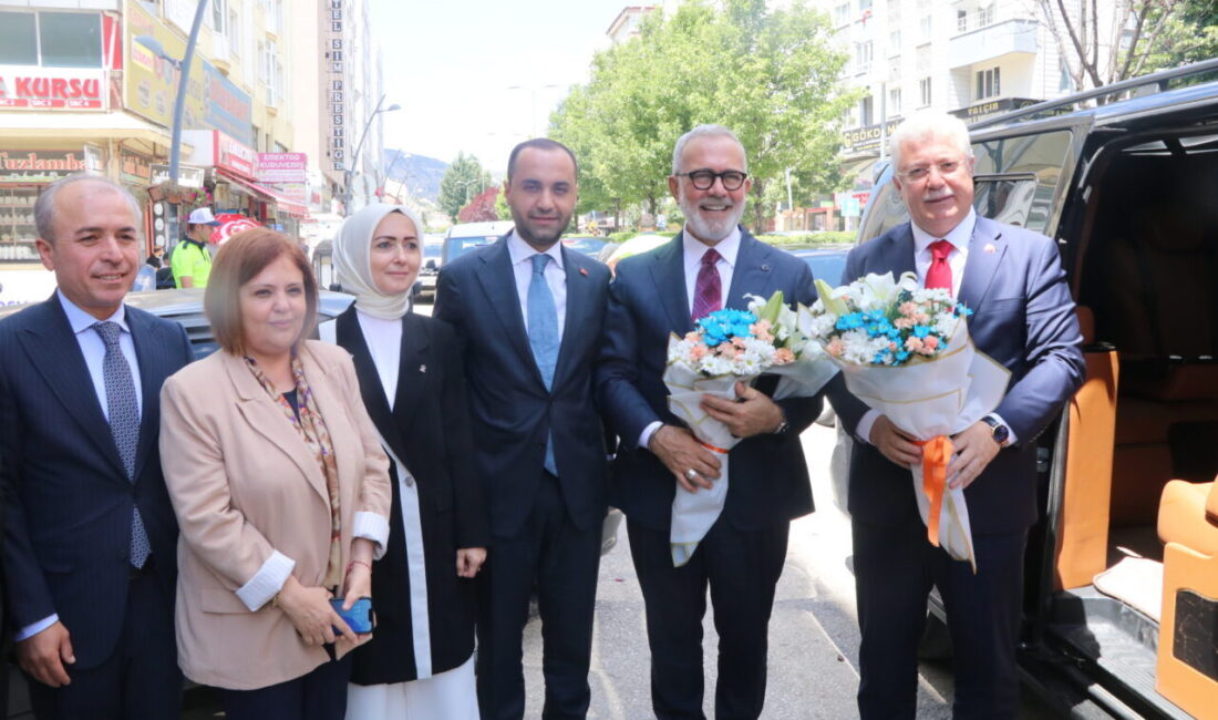 - "AK Parti, milletle arasına mesafe koymayan, her gününü milletiyle