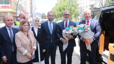 - "AK Parti, milletle arasına mesafe koymayan, her gününü milletiyle