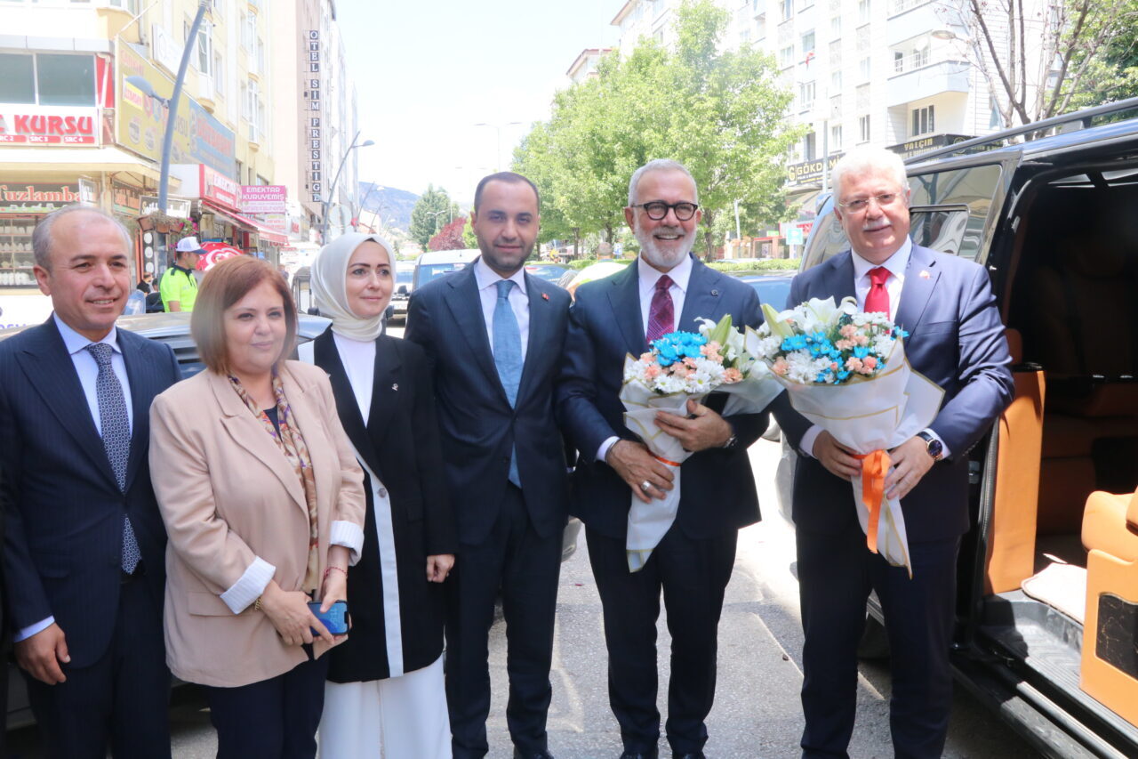 - "AK Parti, milletle arasına mesafe koymayan, her gününü milletiyle