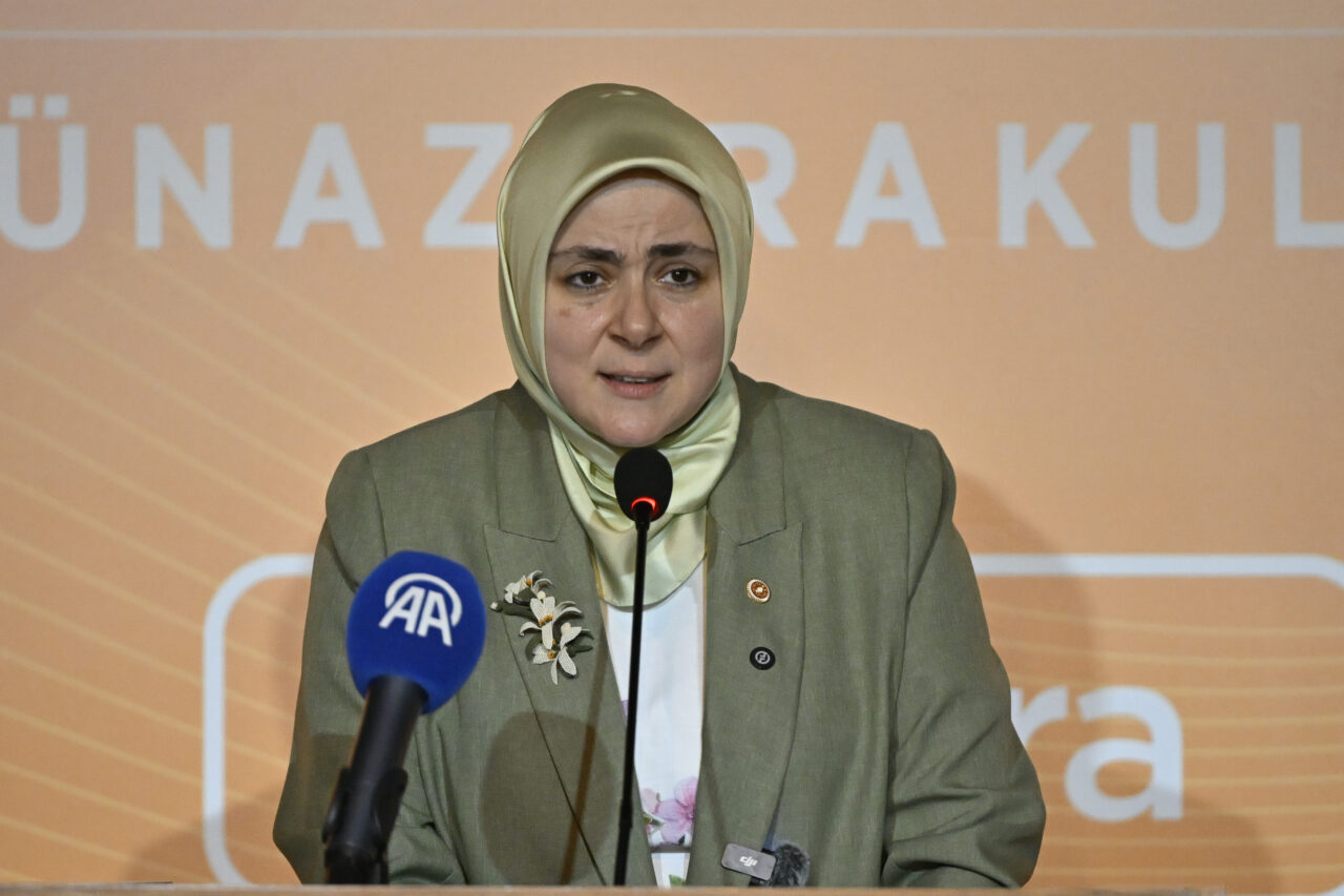 - Genel Merkez Kadın Kolları Başkanı Tuğba Işık Ercan:
- "Düşünen,
