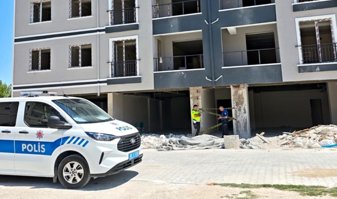AKSARAY (AA) – Aksaray'ın Sultanhanı ilçesinde inşaatta çalışan işçi, merdivenden