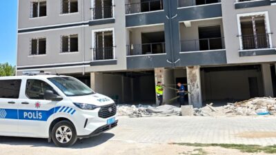 AKSARAY (AA) – Aksaray'ın Sultanhanı ilçesinde inşaatta çalışan işçi, merdivenden