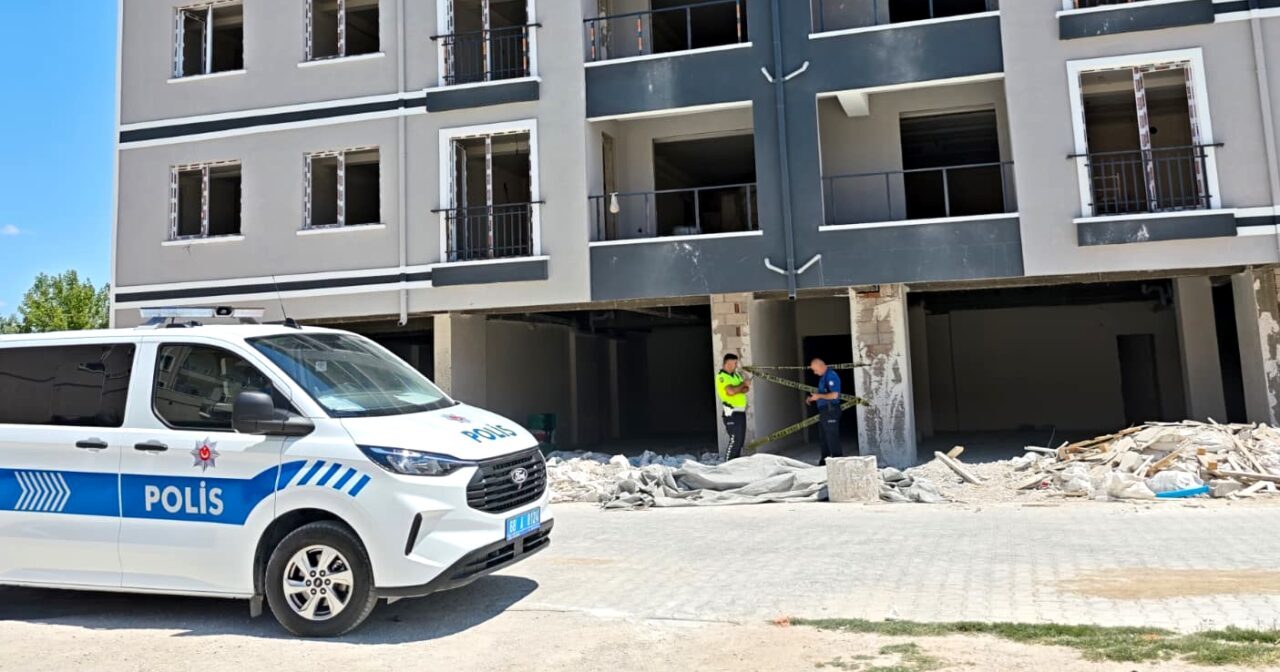 AKSARAY (AA) – Aksaray'ın Sultanhanı ilçesinde inşaatta çalışan işçi, merdivenden
