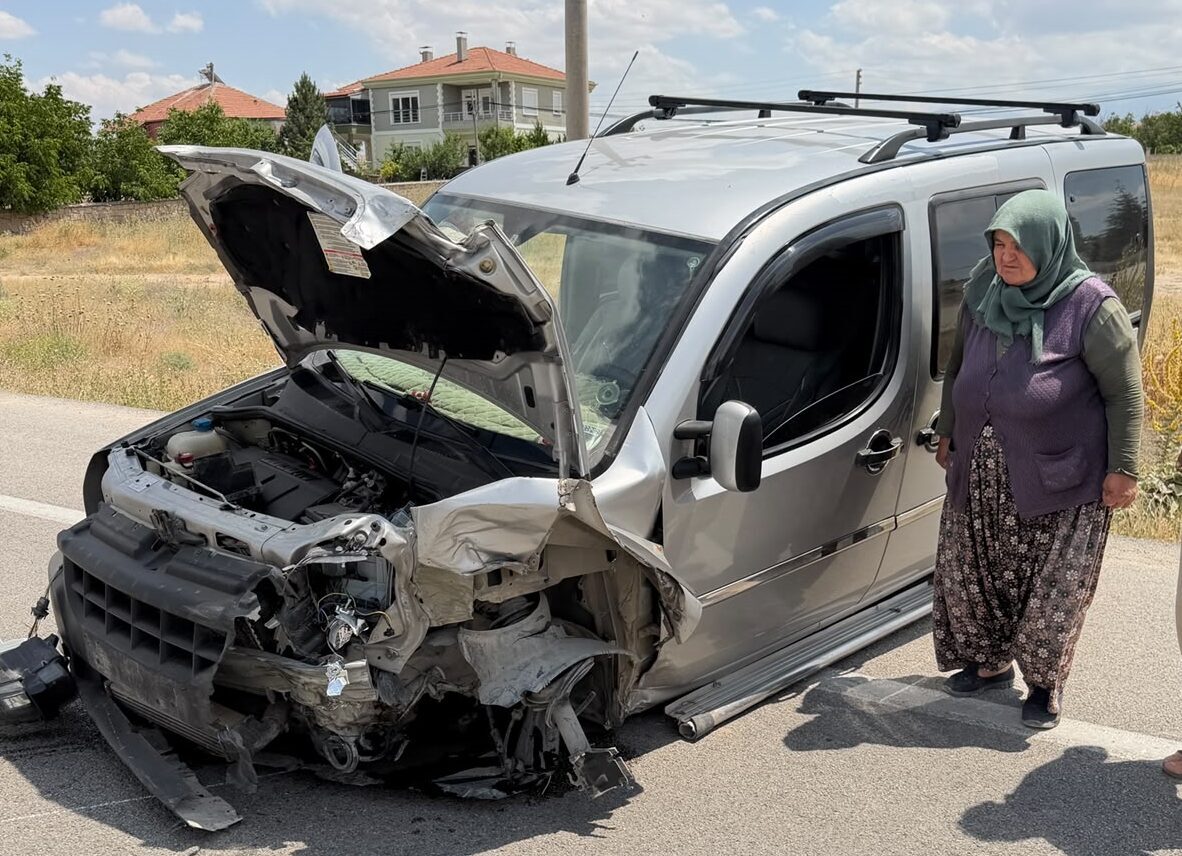 AKSARAY (AA) – Aksaray'da otomobil ile hafif ticari aracın çarpıştığı
