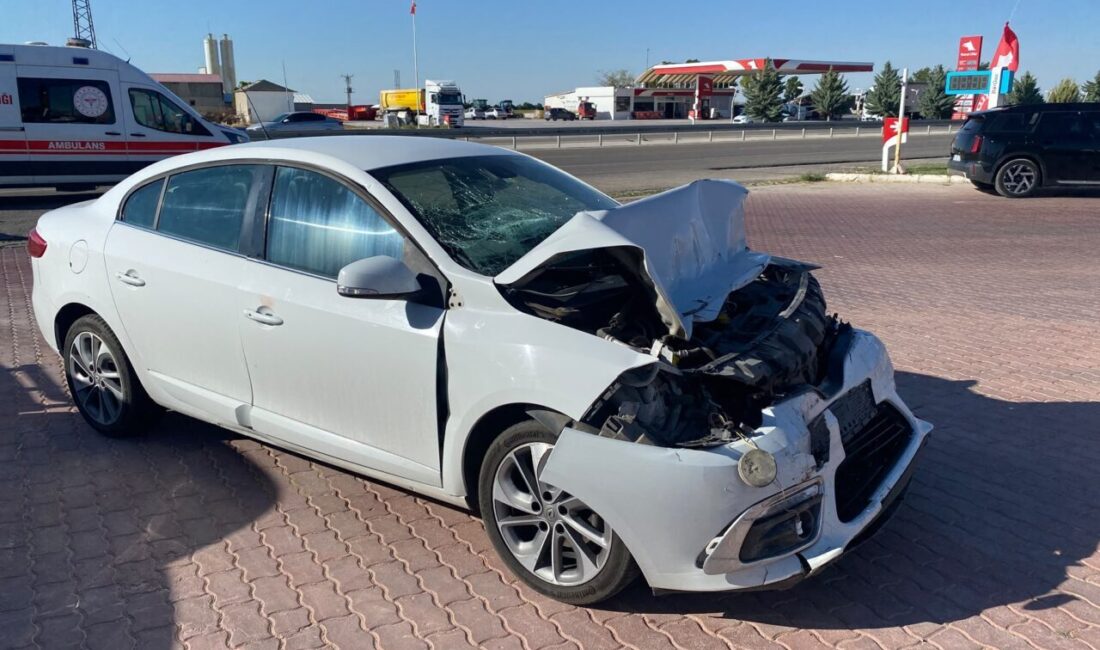 AKSARAY (AA) – Aksaray'ın Eskil ilçesinde otomobilin çimento tankerine arkadan