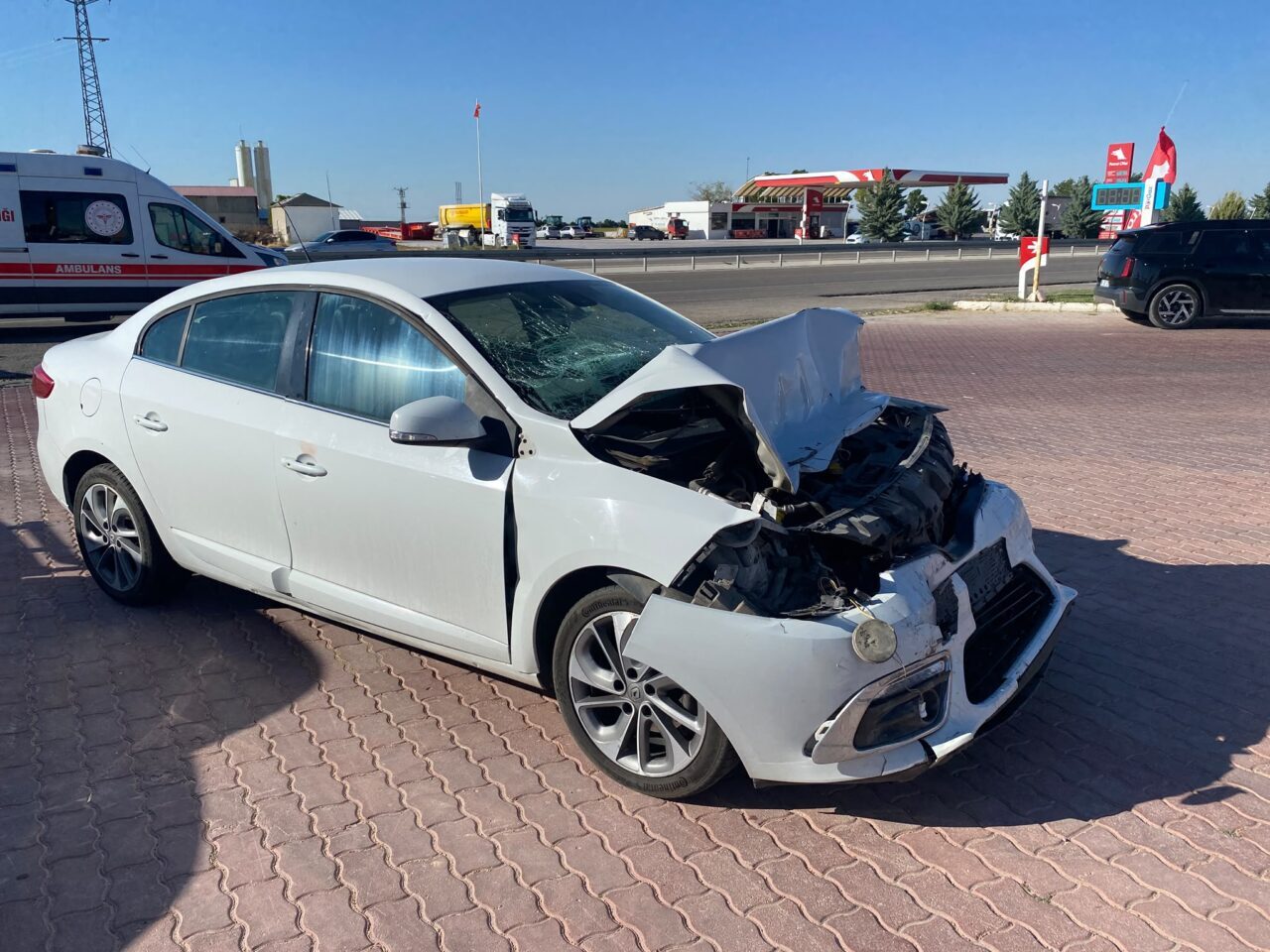 AKSARAY (AA) – Aksaray'ın Eskil ilçesinde otomobilin çimento tankerine arkadan